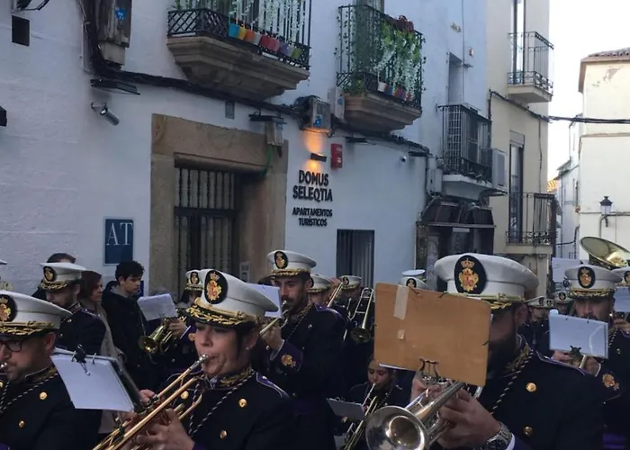 Turísticos Domus Seleqtia Plaza Mayor Caces